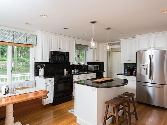 4th image of 126 Ward St