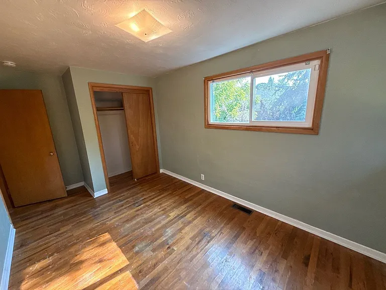 1043 Garlock St S — Photo 29