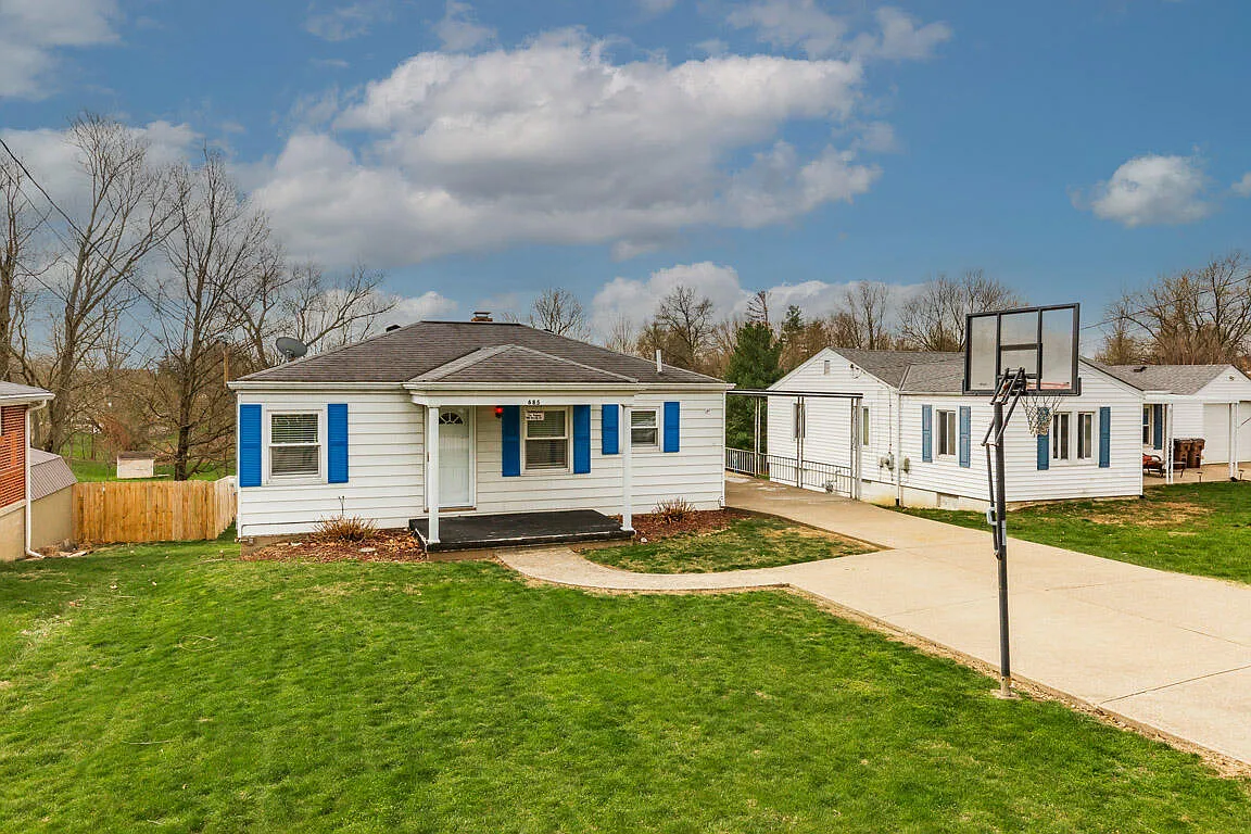 685 Skyway Dr photo 1