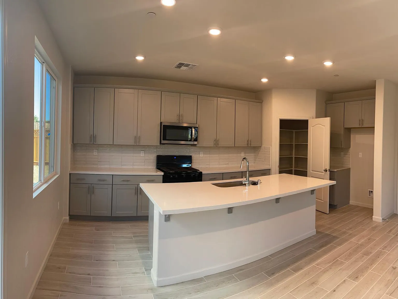5 bed, 2512 sqft, $3,950 — Photo 4