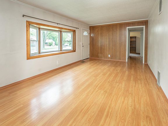 3rd image of 909 Royce Ave