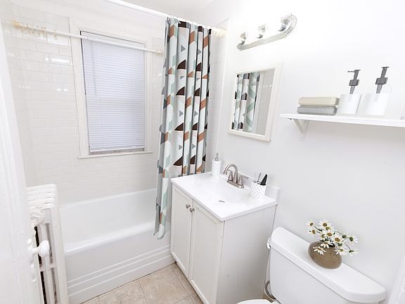 5th image of 219 Virginia St APT 5