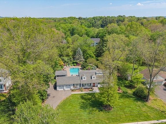 3rd image of 15 Wedgewood Dr