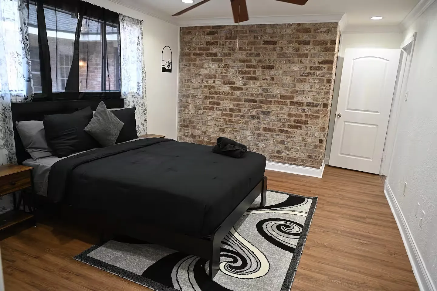 5 bed, 1798 sqft, $650 — Photo 1