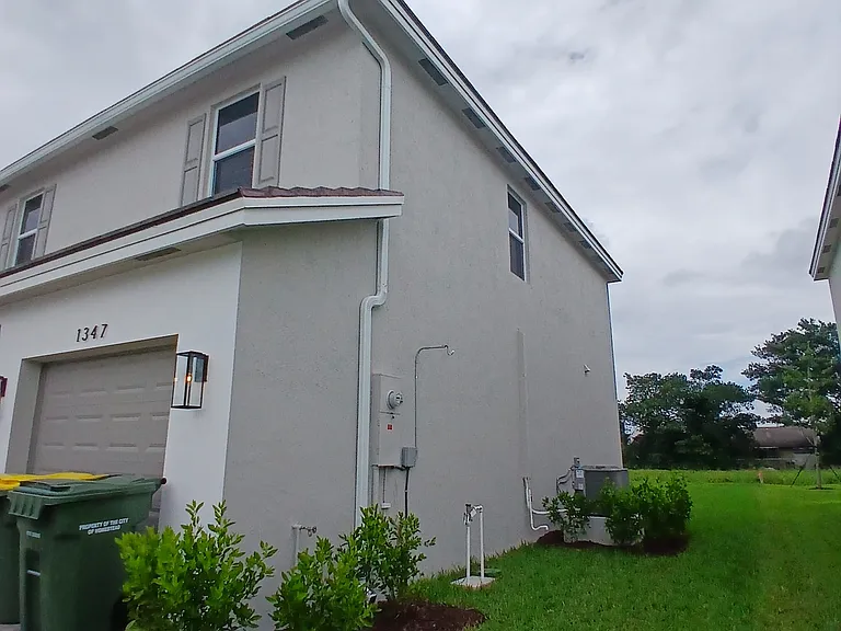 1347 NE 2nd Ct — Photo 15