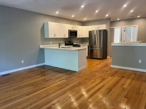 157 Oak St APT 1R, Clinton, MA 01510