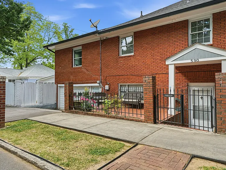 Welcome to 590 Cresthill Ave!
