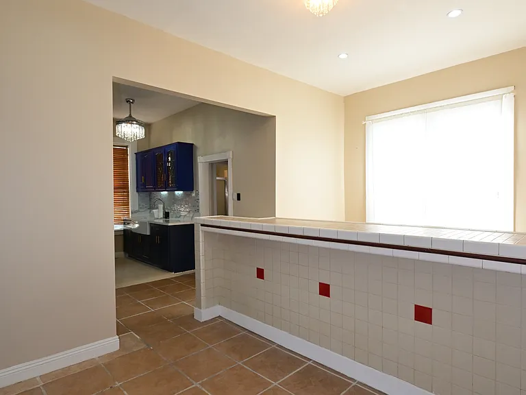 10ft CEILING, Breakfast Counter