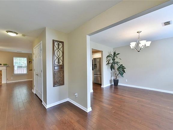 4th image of 529 Lazy River Ln