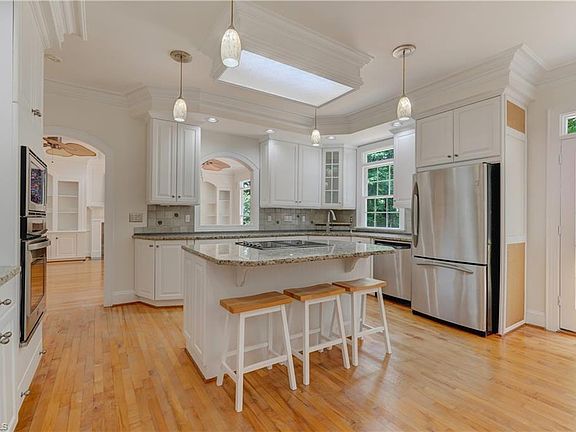 3rd image of 5 Leeward Ct