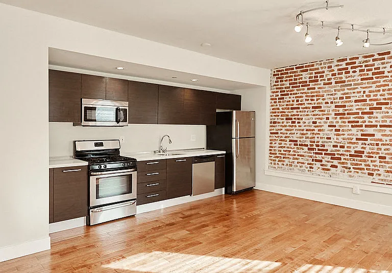 Brownstone Lofts — Photo 9