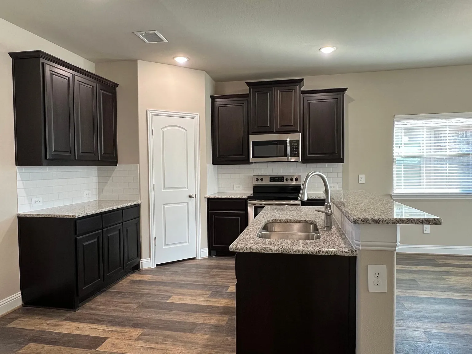 3 bed, 1812 sqft, $2,295 — Photo 3