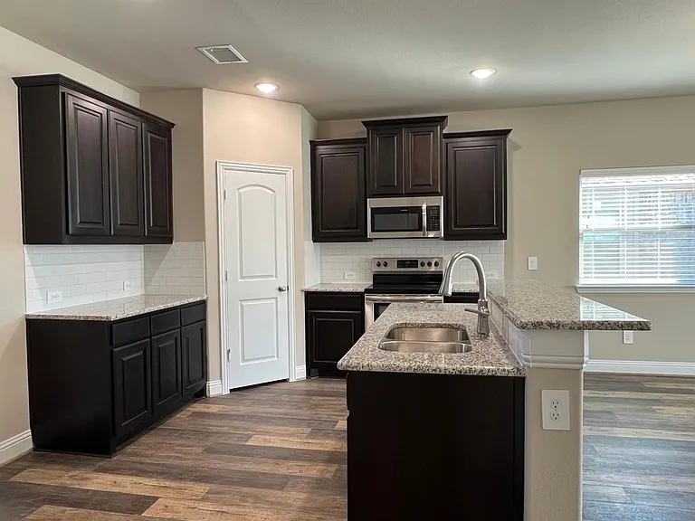 639 Comal Dr — Photo 3