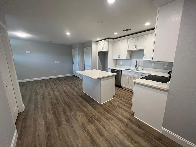 2736 W Chestnut St #2 — Photo 8
