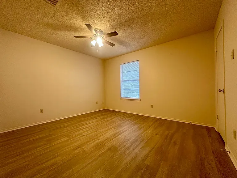 214 Romana Cir #G — Photo 5