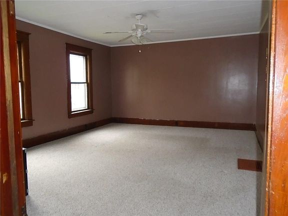 5th image of 138 E Elm St