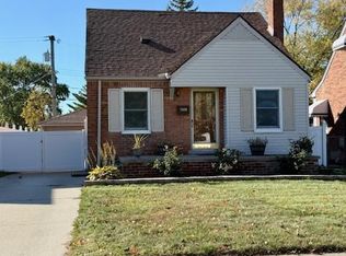 1066 17th St, Wyandotte, MI 48192
