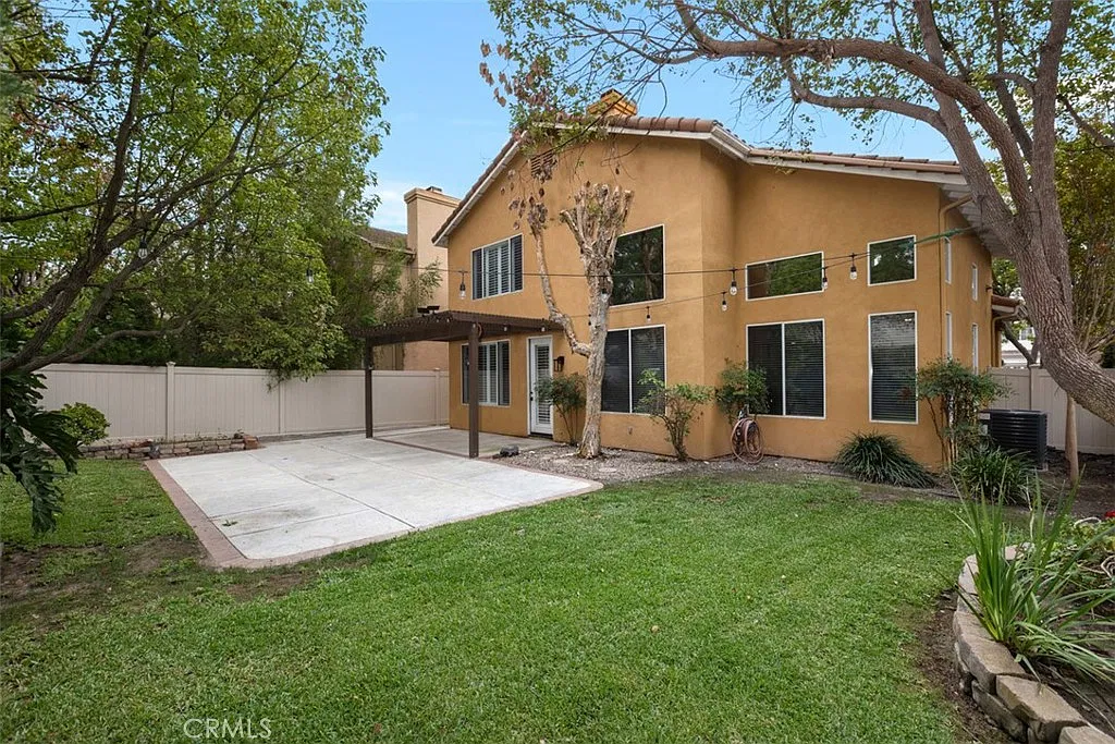 4 bed, 2.5 bath, 1977 sqft, $5,000 — Photo 2