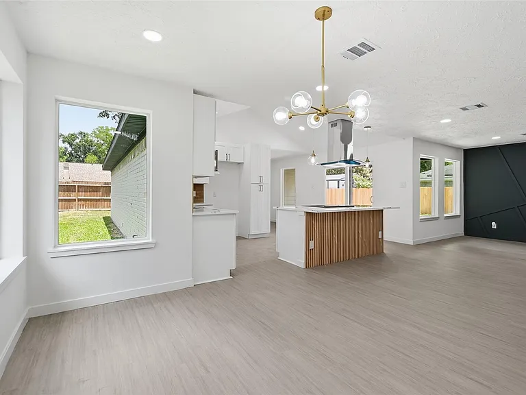 25402 Thistlewaite Ln — Photo 5