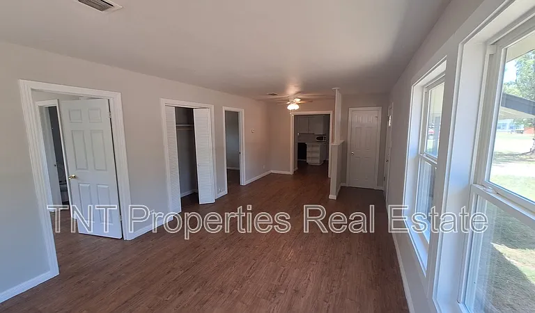 1618 Willow St — Photo 3