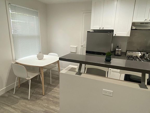 4th image of 121 S Elm Dr APT 15