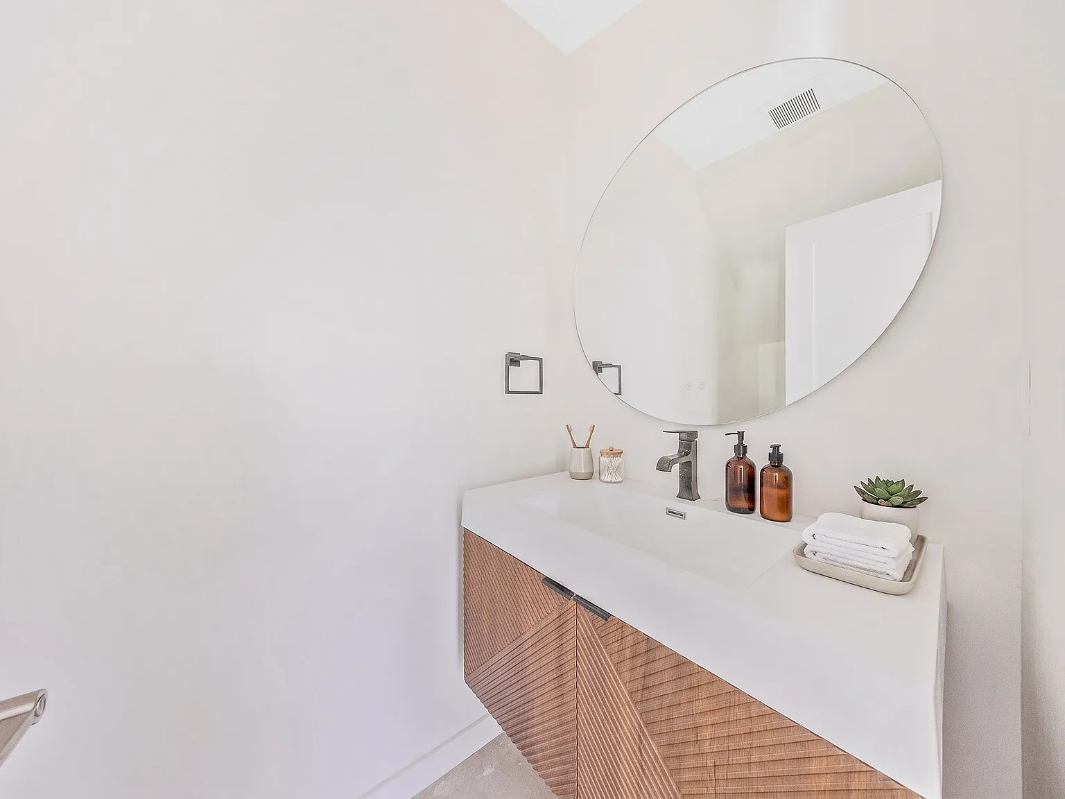2 bed, 2.5 bath, 1350 sqft, $4,950 — Photo 3