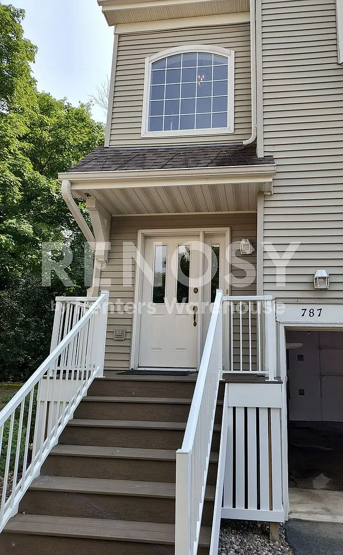 4BD/2BA in Hopkins Available Now — Photo 1