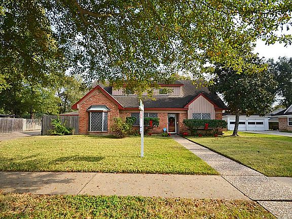 What a huge front yard!