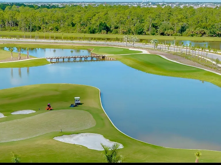 GOLF COURSE NEARBY
