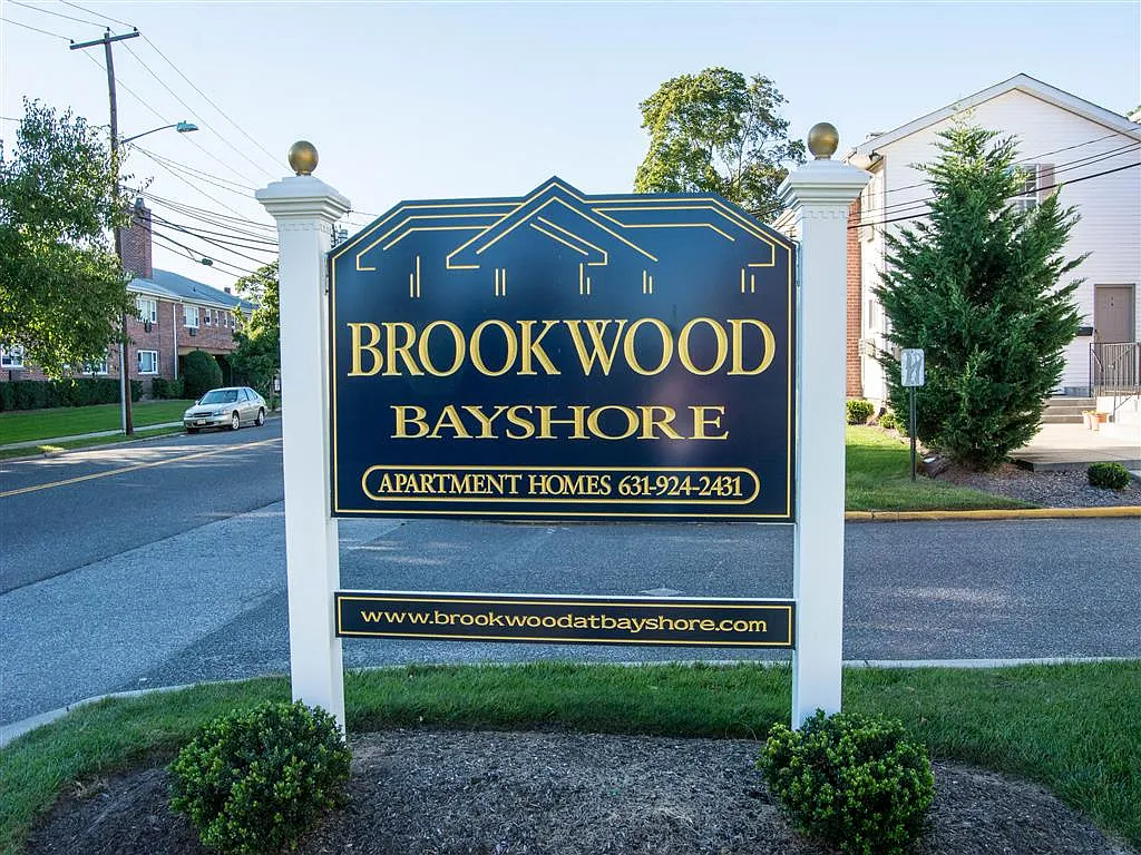 Brookwood at Bay Shore — Photo 3