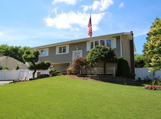 25 Riviera Dr, Smithtown, NY 11787