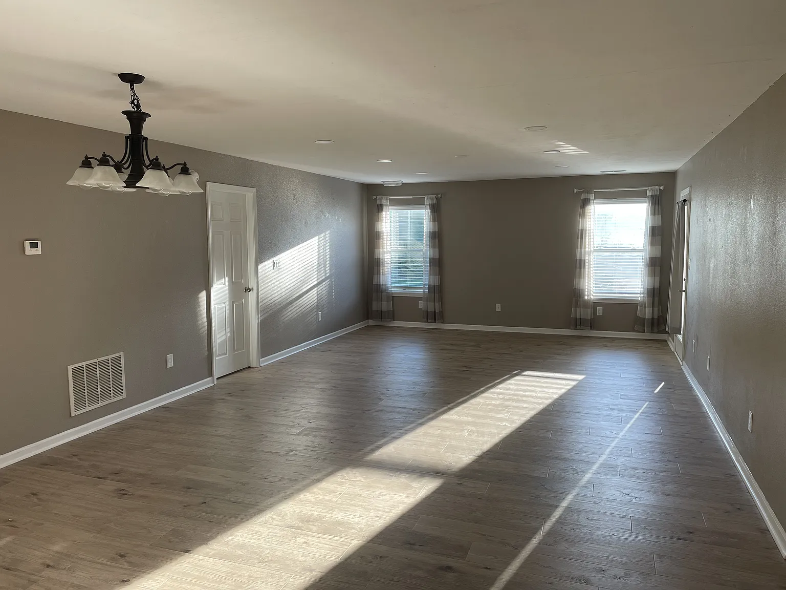 3 bed, 1576 sqft, $1,850 — Photo 2