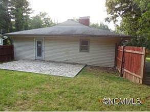 2nd image of 701 Oak Terrace Ln