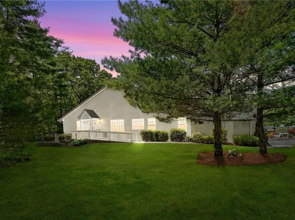 27 Alpine Way N, Slatersville, RI 02876