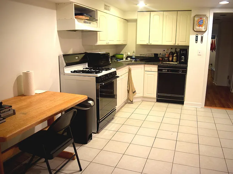1422 W Fletcher St #G — Photo 10