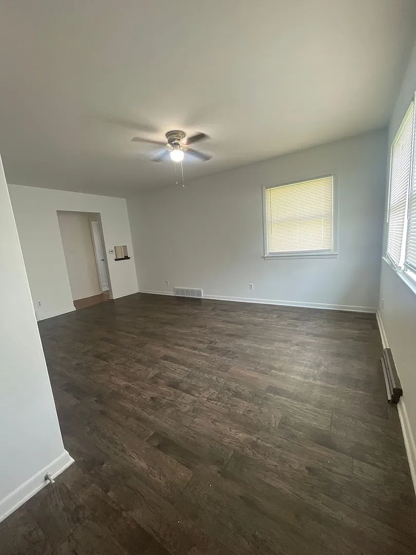 2 bedroom 1 bath duplex — Photo 3