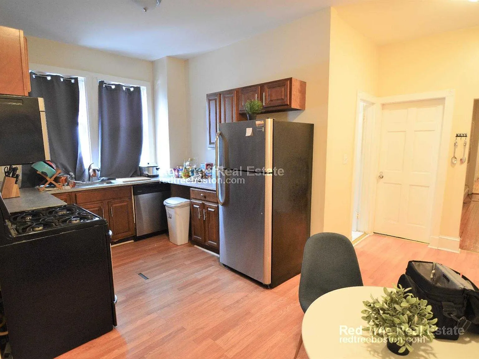 4 bed, $2,800 — Photo 3