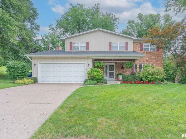 2734 Carriage Hill Dr, Davenport, IA 52807