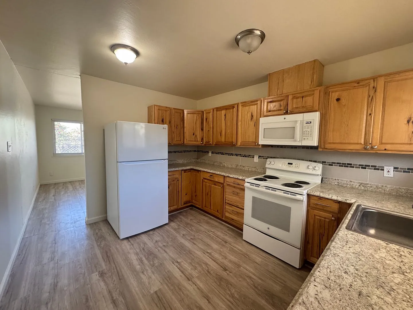 4360 Twain Dr — Photo 2