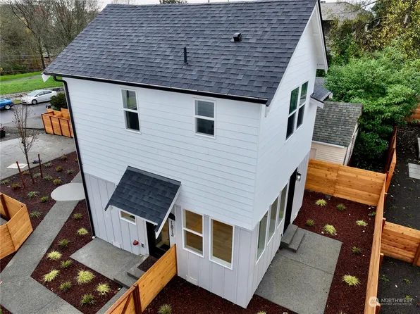 1813 N 105th Street, Seattle, WA 98133