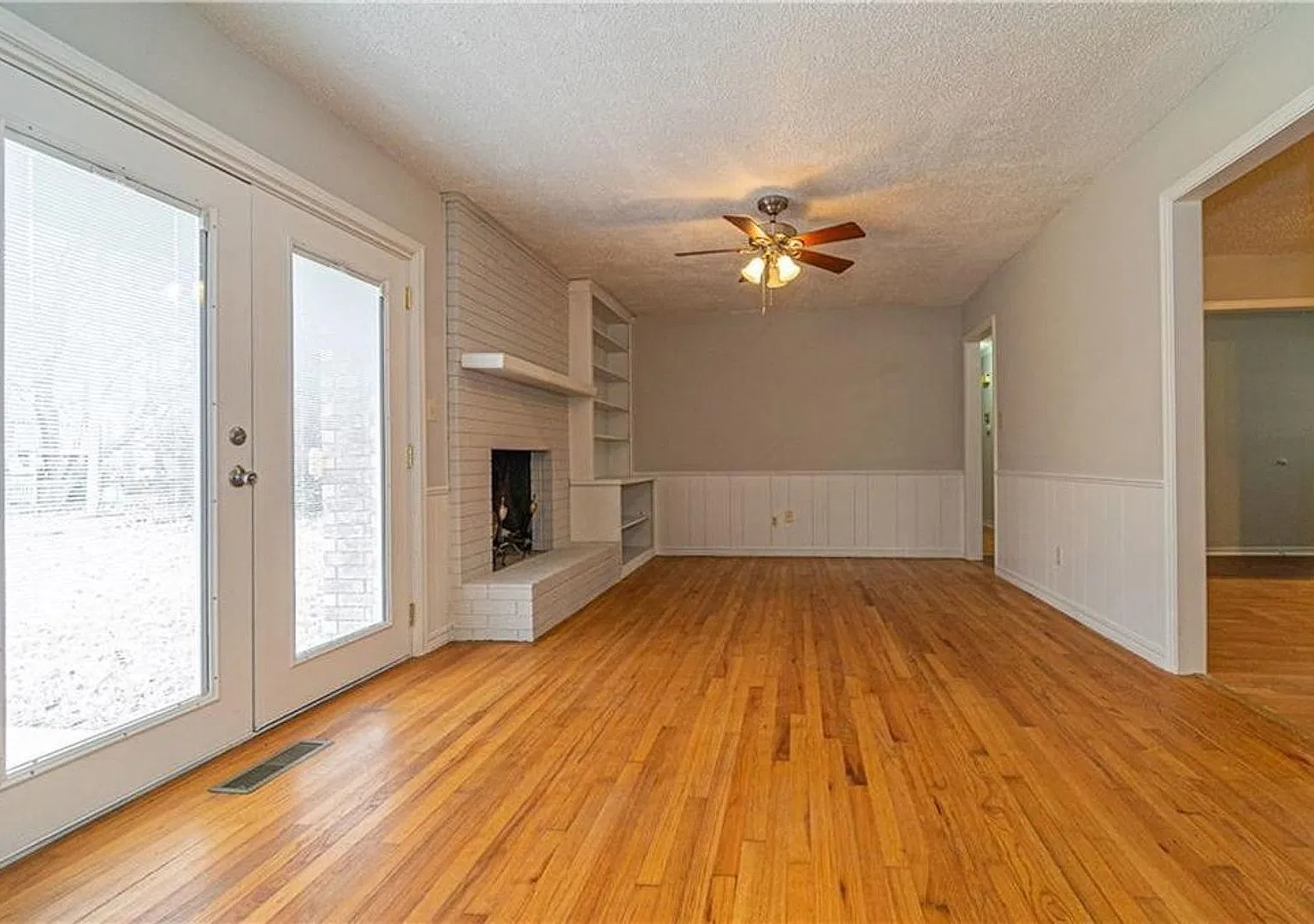 Preleasing - July 2027 - Spacious Home With Two Living Areas! Pet Negotiable! — Photo 4