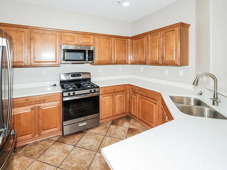 40810 N Hudson Ct — Photo 8