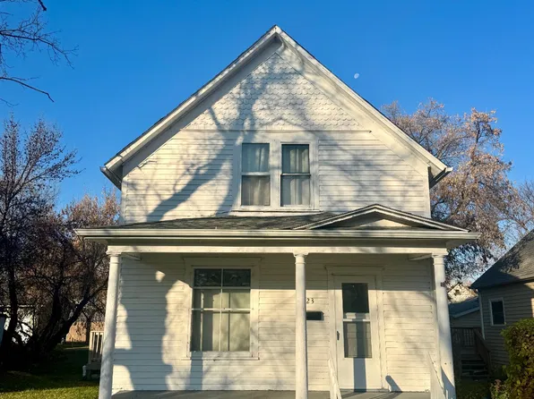 823 Kelly Ave NE, Devils Lake, ND 58301