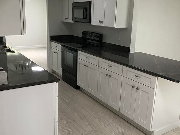 3rd image of 922 Tall Pine Dr