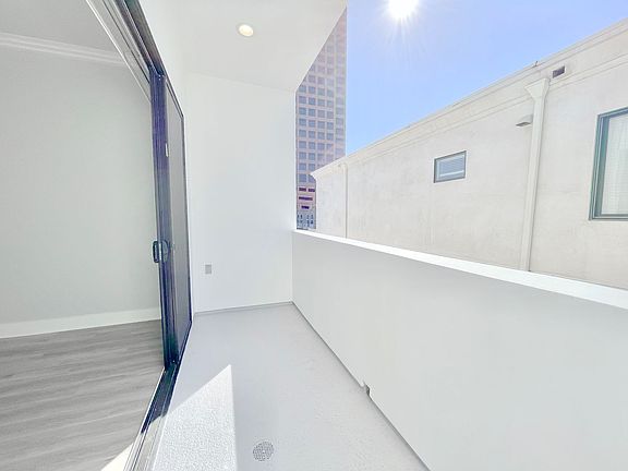5th image of 11743 Goshen Ave APT 203