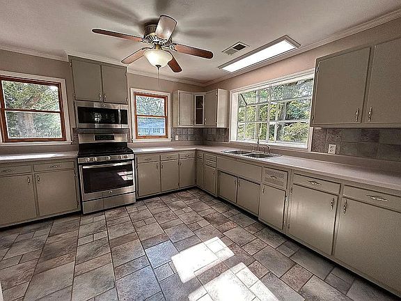 5th image of 906 McLaurin St