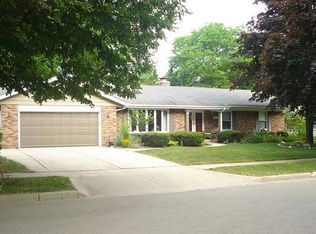 W58N976 Essex Dr, Cedarburg, WI 53012