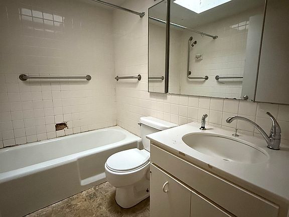 5th image of 36 Honeysuckle Dr