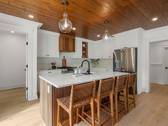 3rd image of 10 Laurel Ln