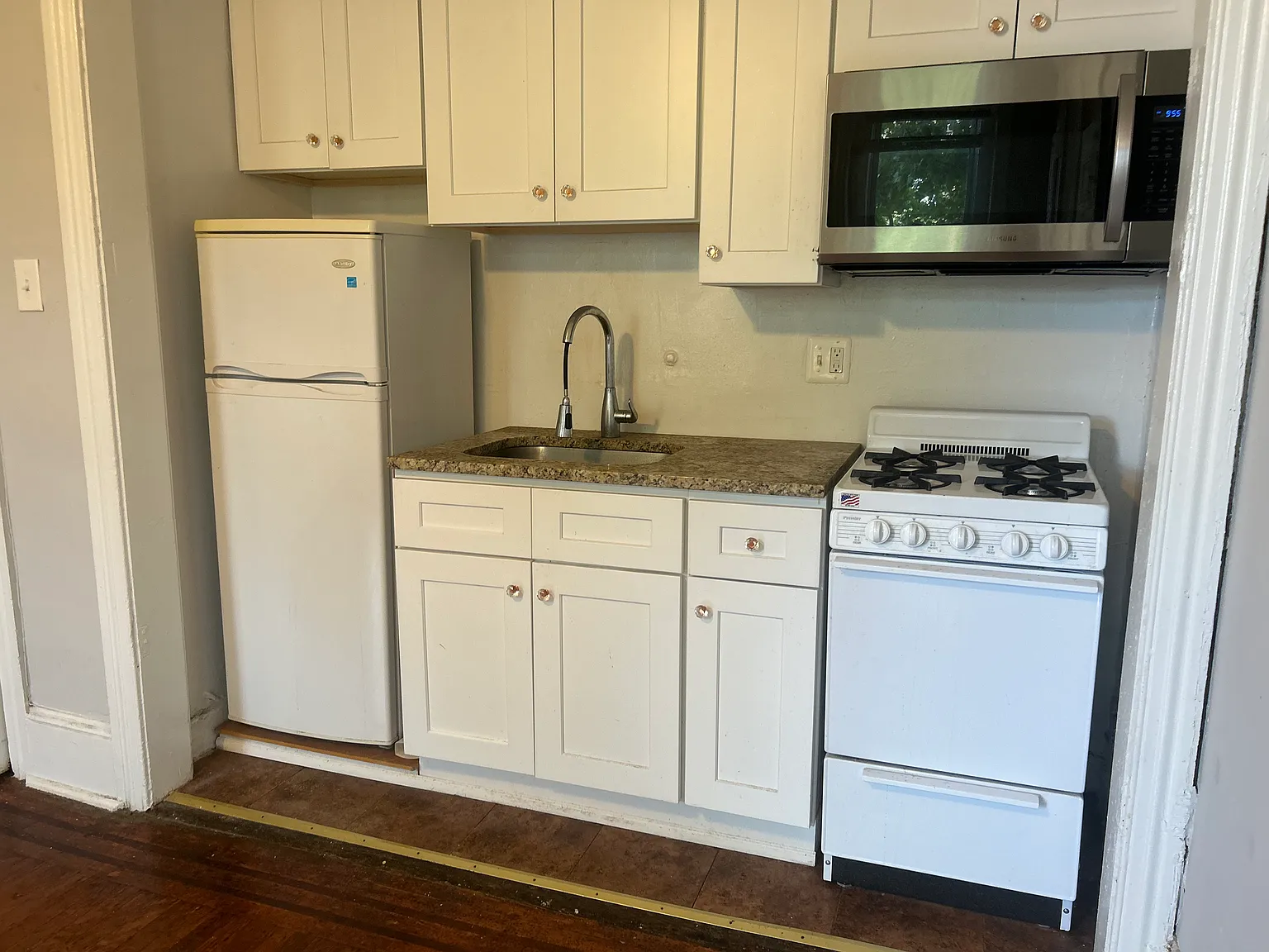 Studio, 240 sqft, $990 — Photo 2
